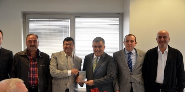 Başkan Özgüven’e Teşekkür Plaketi