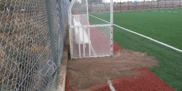 Samsat Stadyumu Çamur Deryasına Dönüyor