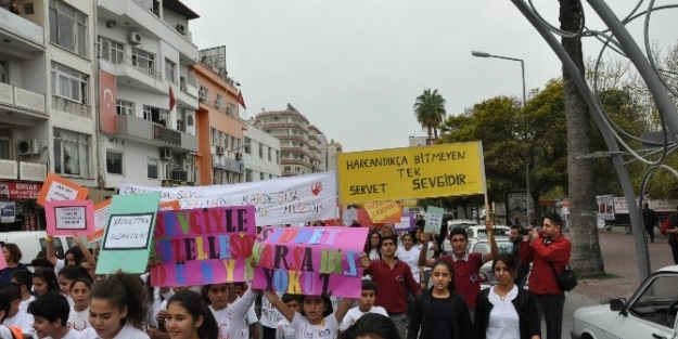 Öğrencilerden “şiddete Hayır” Yürüyüşü