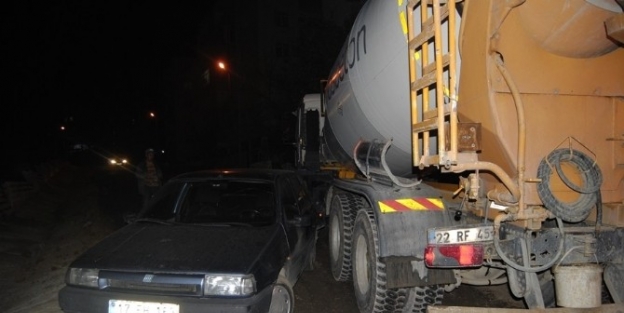 Manevra Yapan Kamyon Otomobile Çarpti