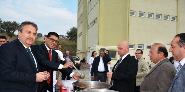 Yunusemre Kent Konseyi’nden Öğrencilere Aşure İkrami