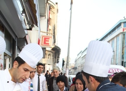 Vanlı Esnaftan Aşure Dağıtımı