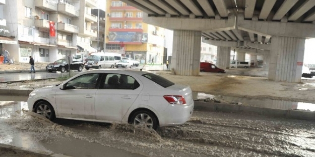 Kuşadası’nda Çevre Yolu Yağmurla Göle Döndü