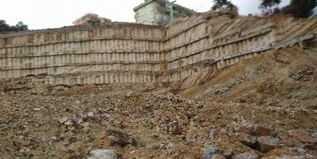 Kuşadası’nda Toprak Kayması Korkuttu