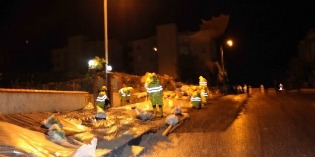 Kuşadası’nda Belediyeden Toprak Kaymasına Muşambalı Önlem