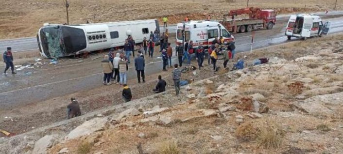 Göçmenleri taşıyan yolcu otobüsü devrildi; 2 ölü, 30 yaralı