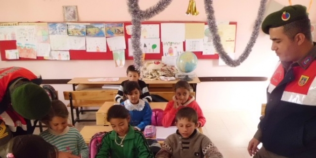 Jandarma Çocuklara Kitap Dağıttı