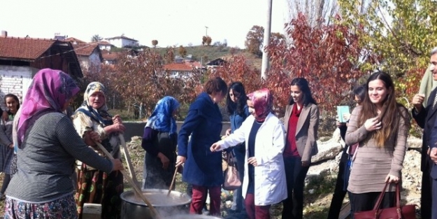 Öğretmenler Aşure Dağıttı