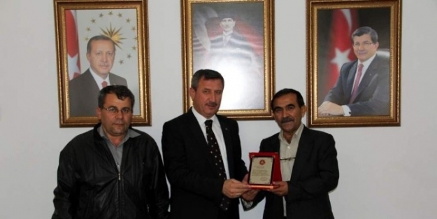 Muhtardan Vali Yılmaz’a Teşekkür Plaketi