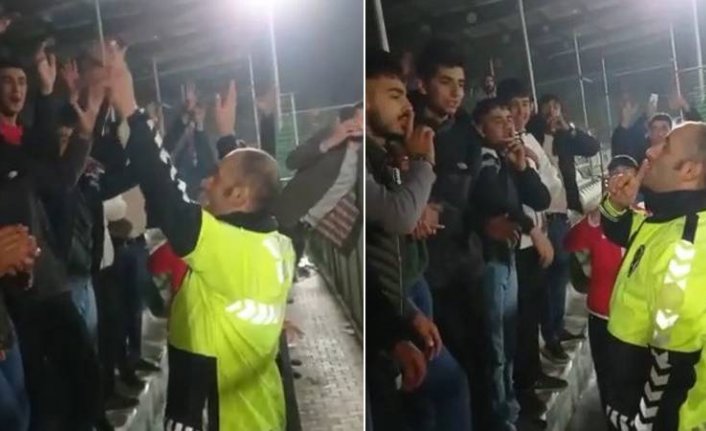 Taraftarlar tartışınca, polis yatıştırmak için "üçlü" çektirdi