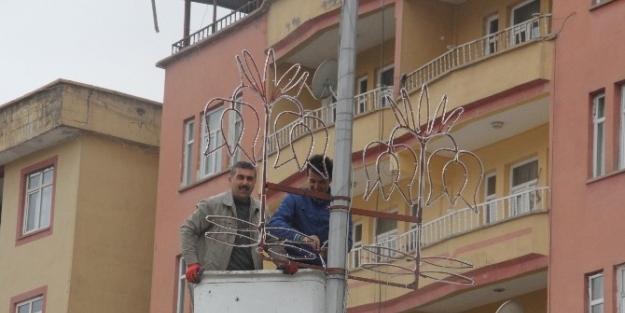 Hakkari’nin Caddeleri Ters Lale Amblemi İle Süsleniyor