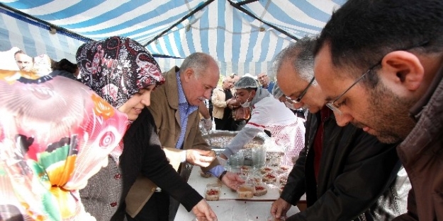 Bayraklı’da 13 Bin Kişiye Aşure Dağıtıldı