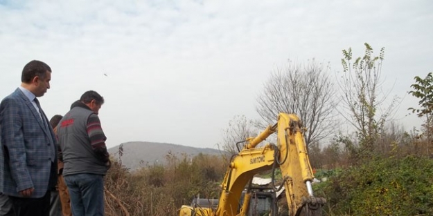 Saltukova’da Dere Yatakları Temizleniyor