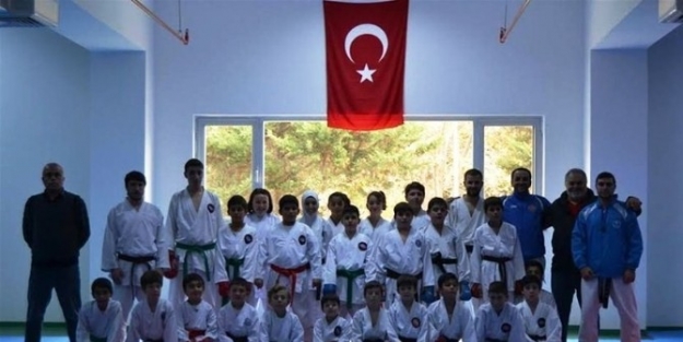 Yalovalı Karateciler Türkiye Ümit Genç Karate Şampiyonasi’na Hazırlanıyor